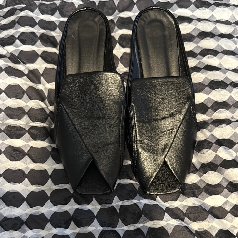 Source Unknown Black Slip-On Loafers with Crisscross Design